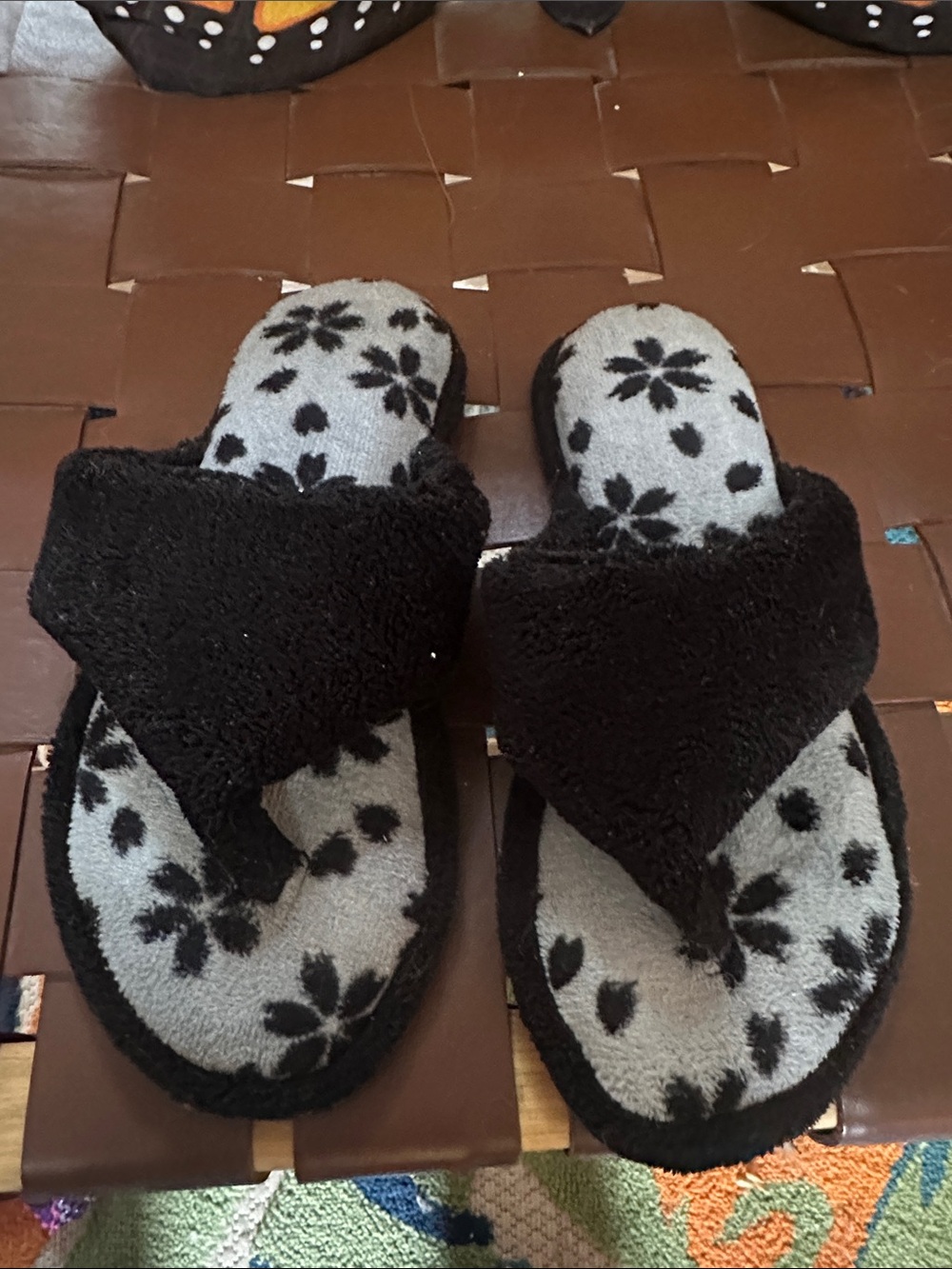 Cozy Floral Fleece Women's Slide Sandals - Black/Grey